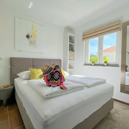 Bela - Mit Balkon Und Grosszuegiger Poolarea Apartament