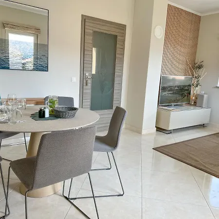 Bela - Mit Balkon Und Grosszuegiger Poolarea Apartament *