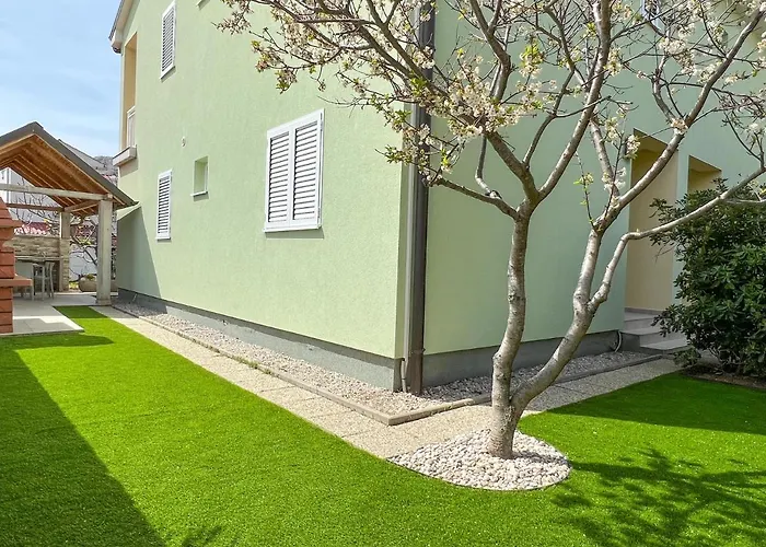 Bela - Mit Balkon Und Grosszuegiger Poolarea Appartamento Baška