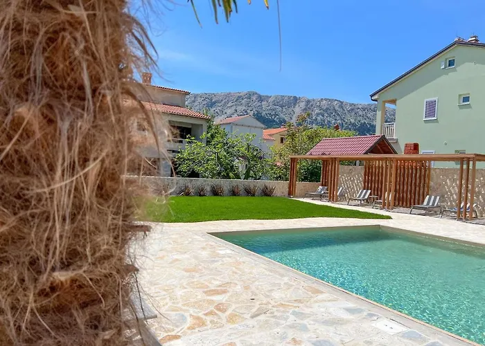 Bela - Mit Balkon Und Grosszuegiger Poolarea Appartamento