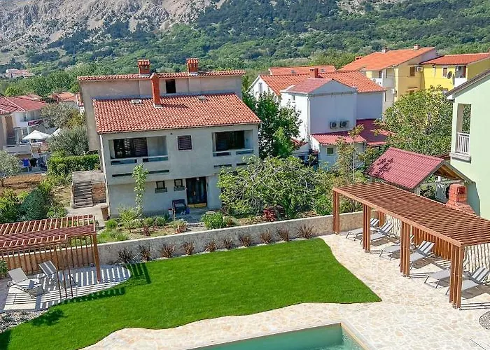 Bela - Mit Balkon Und Grosszuegiger Poolarea Appartamento
