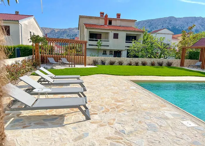 Bela - Mit Balkon Und Grosszuegiger Poolarea Appartamento