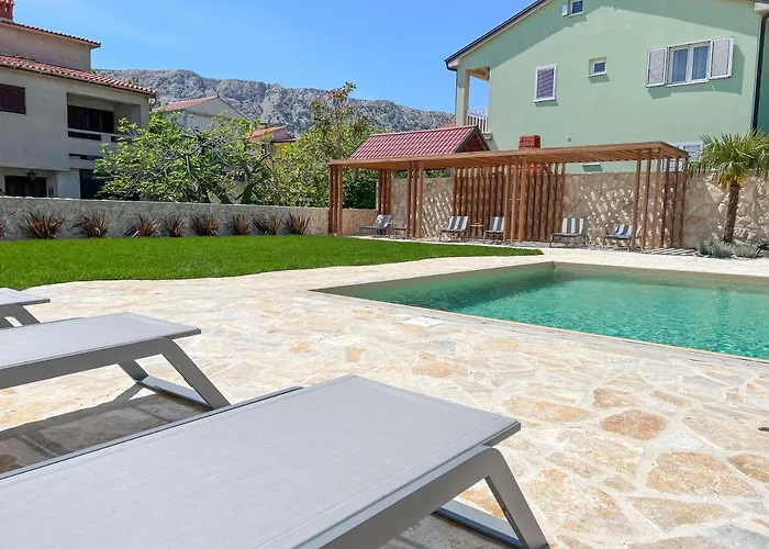 Bela - Mit Balkon Und Grosszuegiger Poolarea شقة
