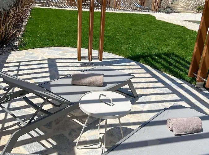 Bela - Mit Balkon Und Grosszuegiger Poolarea Apartment