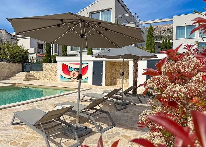 Bela - Mit Balkon Und Grosszuegiger Poolarea * باشْكا
