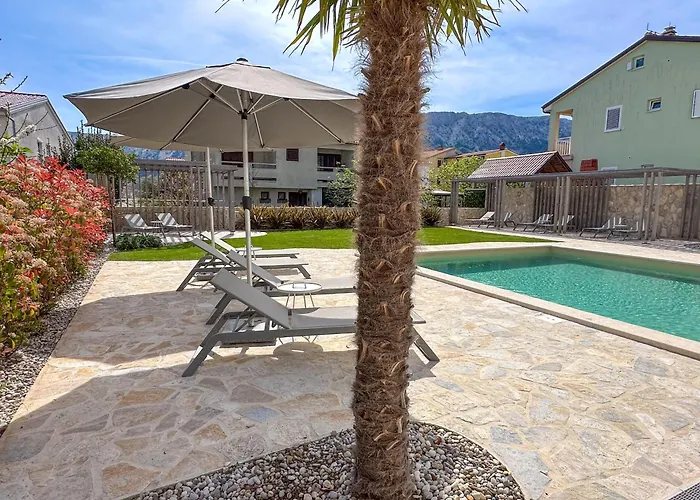 Bela - Mit Balkon Und Grosszuegiger Poolarea شقة باشْكا