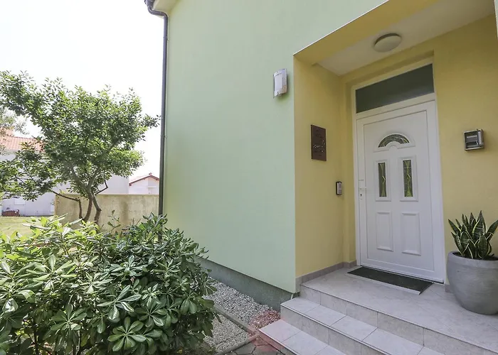 Bela - Mit Balkon Und Grosszuegiger Poolarea Apartment