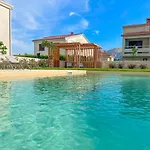 Bela - Mit Balkon Und Grosszuegiger Poolarea