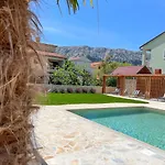 Bela - Mit Balkon Und Grosszuegiger Poolarea 公寓