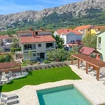 Bela - Mit Balkon Und Grosszuegiger Poolarea 公寓