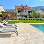 Bela - Mit Balkon Und Grosszuegiger Poolarea 公寓