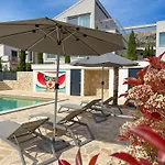 Bela - Mit Balkon Und Grosszuegiger Poolarea * 巴斯卡